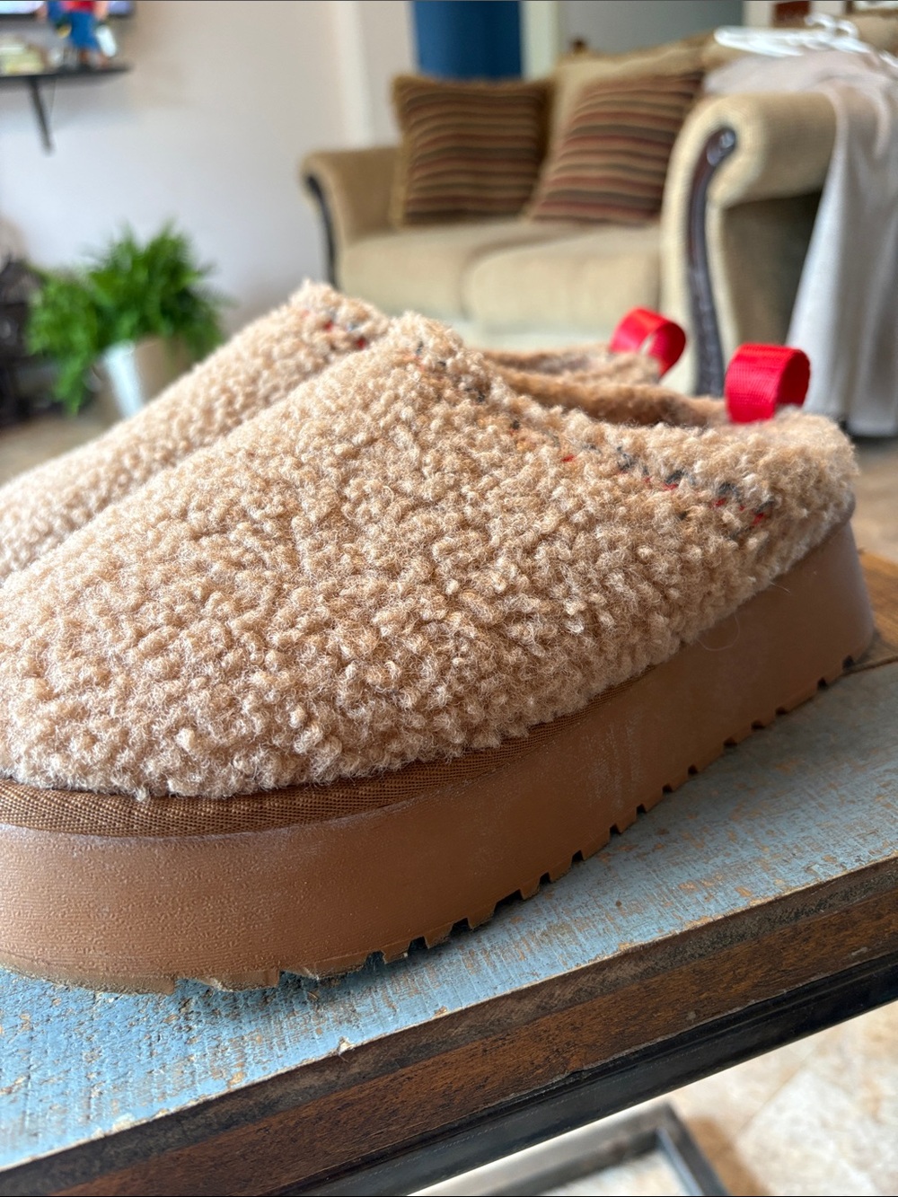 Cozy Ccocci Sherpa Slip-On Platform Slippers in Camel with Red Stitching Size 9